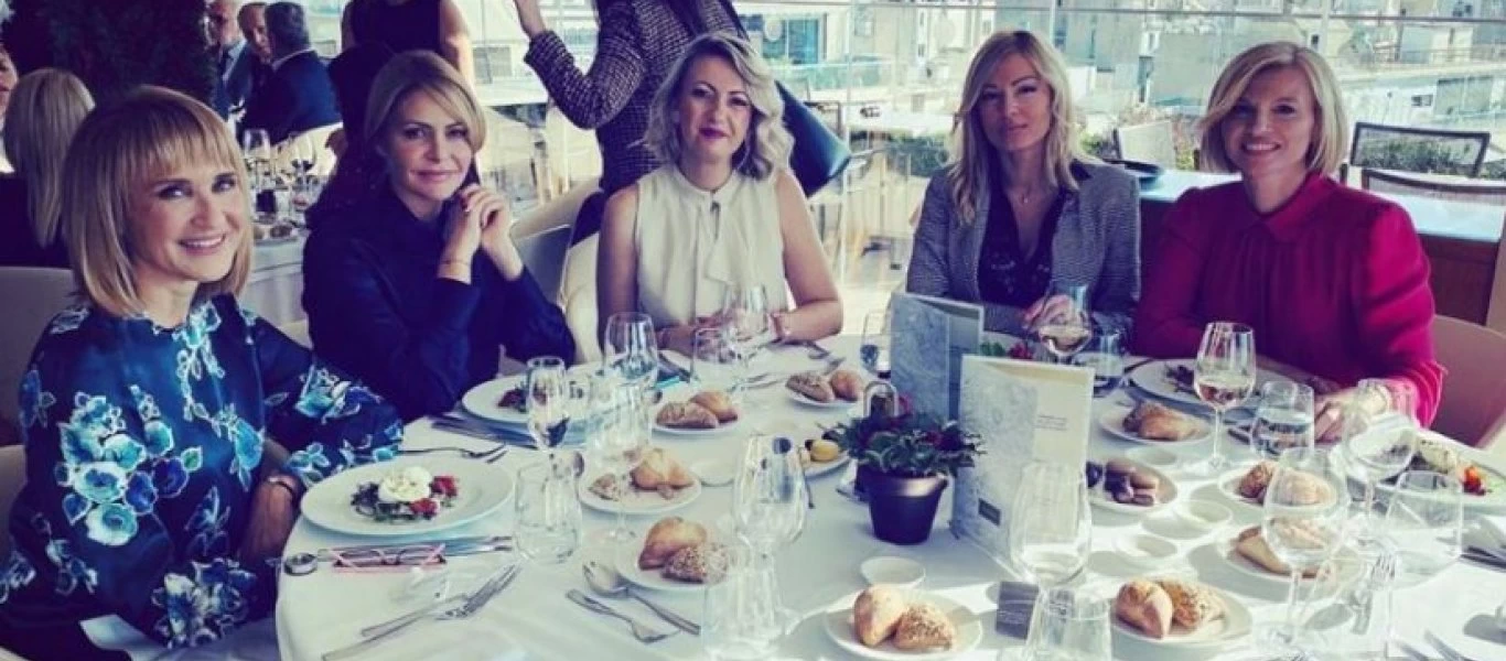 Η Μαρέβα έκανε το τραπέζι στις συζύγους των βουλευτών (φωτό)